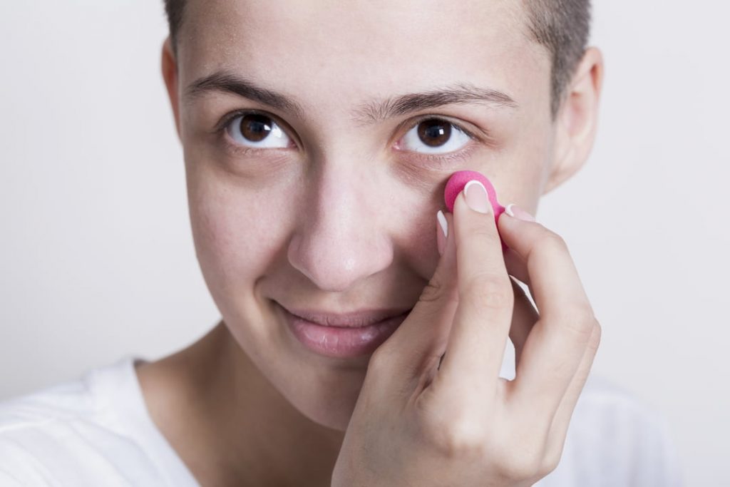 Mujer elimina sus ojeras