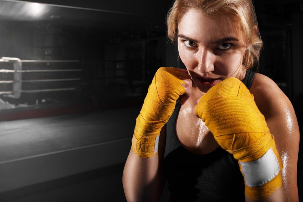 Chica tomando clases de boxeo